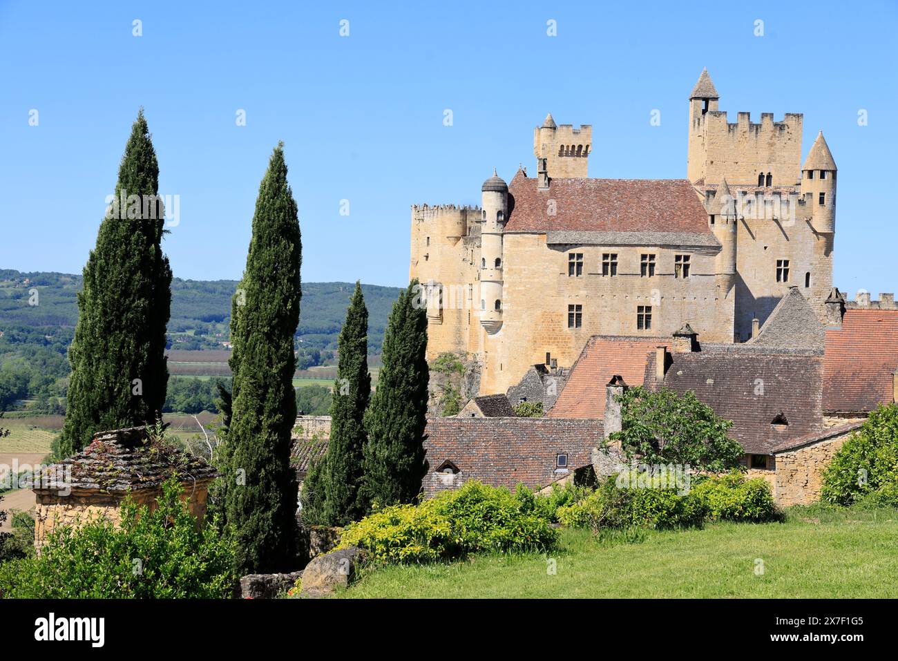 Die Burg Beynac im Périgord Noir im Südwesten Frankreichs. Beynac gehört zu den schönsten Dörfern Frankreichs. Mittelalter Hallo Stockfoto