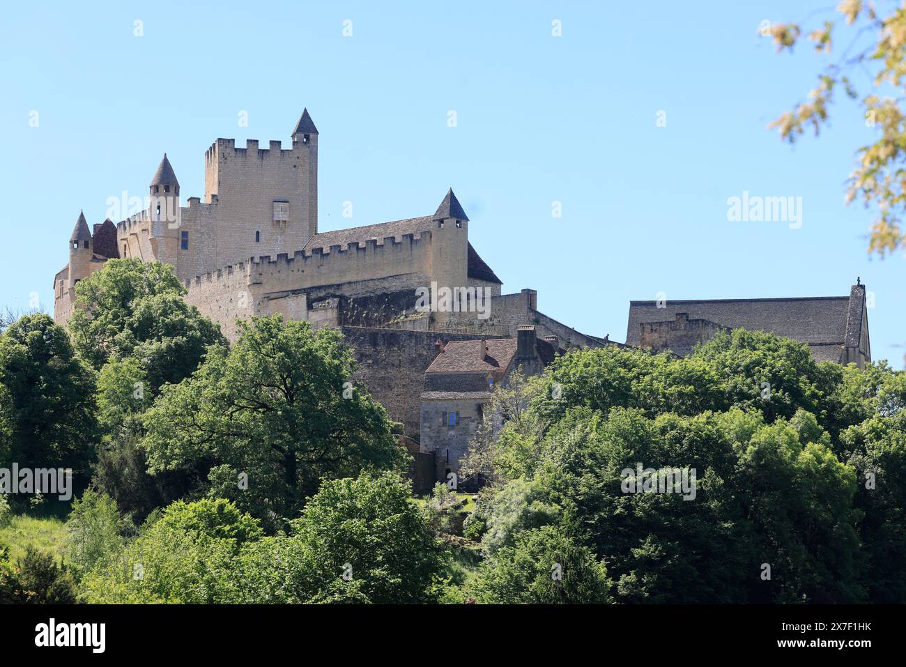 Die Burg Beynac im Périgord Noir im Südwesten Frankreichs. Beynac gehört zu den schönsten Dörfern Frankreichs. Mittelalter Hallo Stockfoto