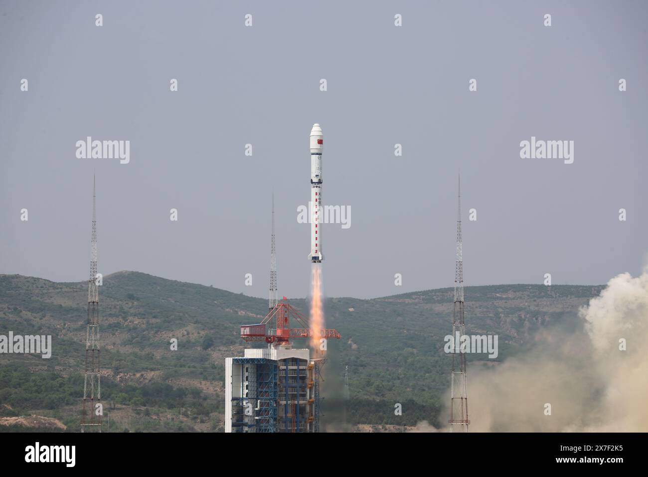 Taiyuan. Mai 2024. Am 20. Mai 2024 startet eine 2D-Trägerrakete mit vier Satelliten vom Taiyuan Satellite Launch Center in der nordchinesischen Provinz Shanxi. Die Rakete startete um 11:06 Uhr (Peking-Zeit) vom Taiyuan Satellite Launch Center in der nördlichen Provinz Shanxi. Die Satellitenkonstellation ist codiert Peking-3C. Quelle: Zheng Bin/Xinhua/Alamy Live News Stockfoto