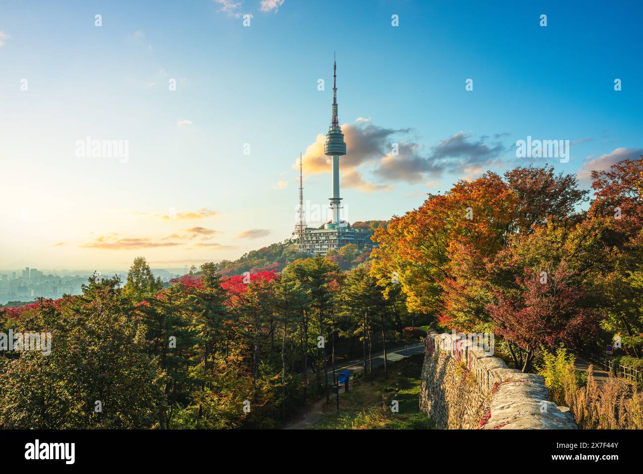 Namsan Seoul Turm und Stadtmauer in Seoul, Südkorea Stockfoto