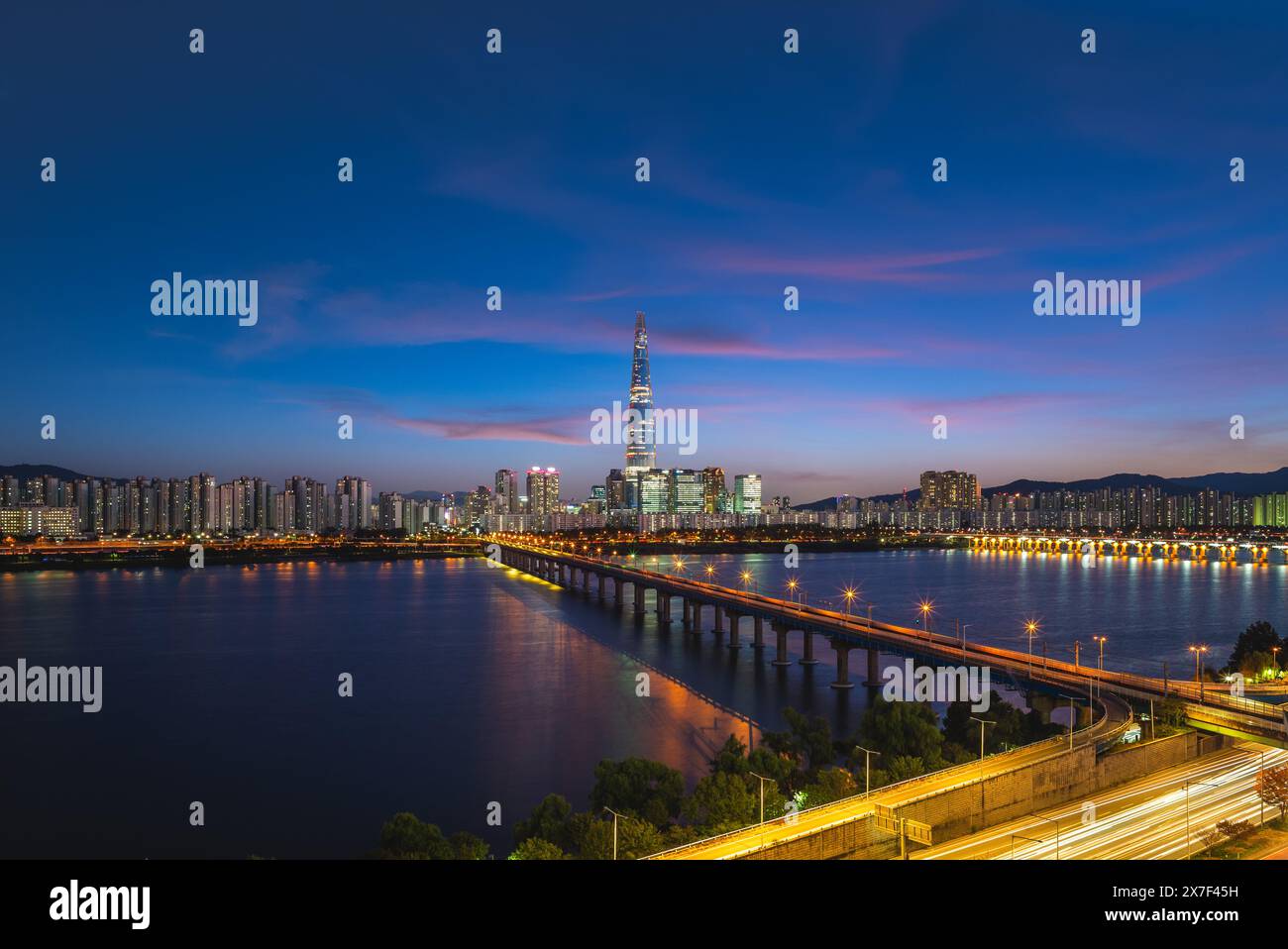 Skyline von seoul am Han River in südkorea bei Nacht Stockfoto