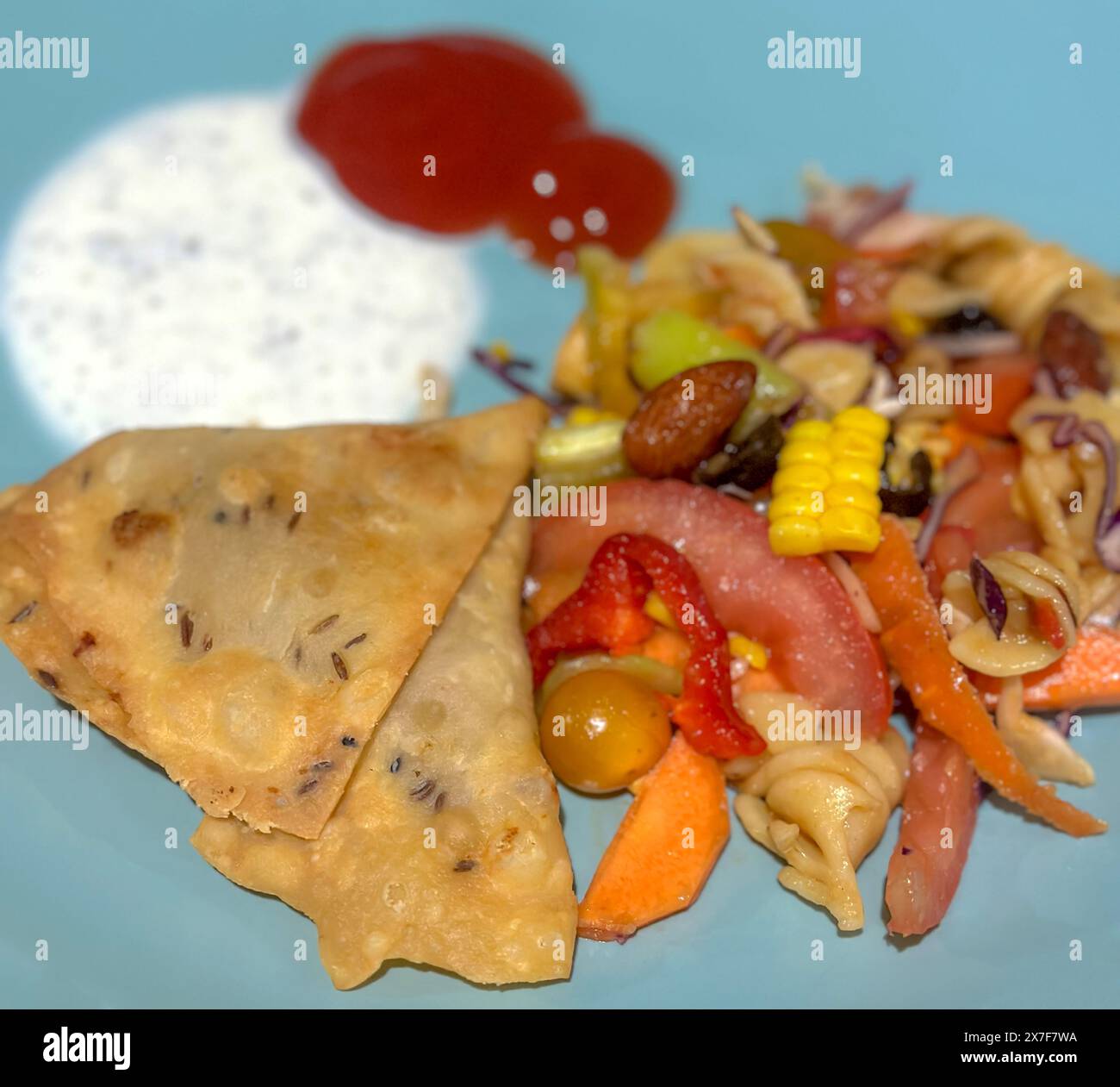 Eine Samosa ist ein frittiertes südasiatisches Gebäck mit einer herzhaften Füllung, hauptsächlich Gemüse, gewürzte Kartoffeln, Zwiebeln, Erbsen, auch nicht-vegetarisches Fleisch oder Fisch Stockfoto