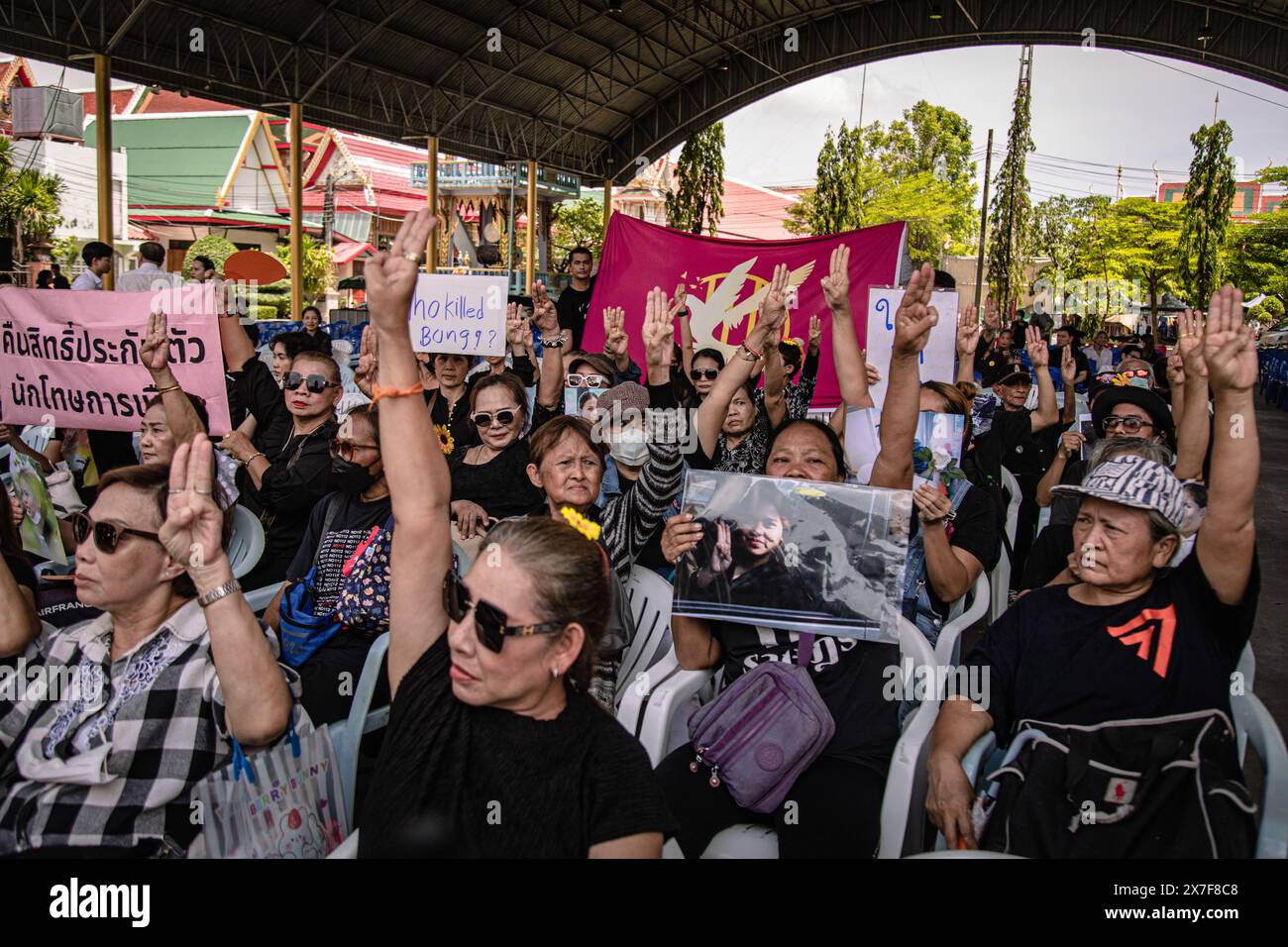 Mai 2024, Bangkok, Bangkok, Thailand: 19. Mai, 2024, Bangkok, Thailand, prodemokratische Aktivisten grüßen drei Finger und halten Porträts von Netiporn Sanesangkhom während der Trauerfeier im Wat Sutthaphot, Lat Krabang, Bangkok. Der thailändische politische Aktivist Netiporn Sanesangkhom, auch bekannt als „Bung Thaluwang“, ein 28-jähriger pro-demokratischer Aktivist, der des Gesetzes von Lese Majeste angeklagt wurde, ist am 14. Mai 2024 nach einem Hungerstreik im Gefängnis seit dem 27. Januar 2024 durch Herzstillstand im Universitätskrankenhaus Thammasart verstorben. (Kreditbild: © Wissarut Weerasopon/ZUMA Press Wire) NUR REDAKTIONELLE VERWENDUNG Stockfoto