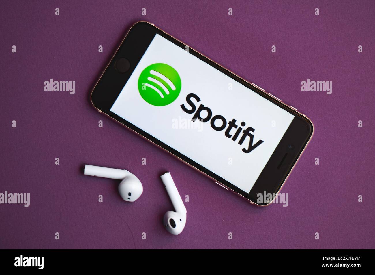 San Pellegrino terme, Italien – 20. Mai 2024: Smartphone mit Spotify Logo und Kopfhörern Stockfoto