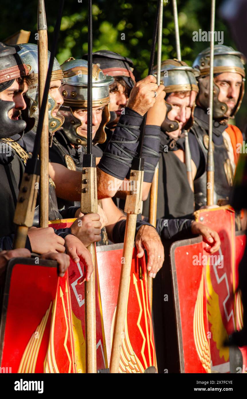 Chaves, Portugal 18. August 2023: Römische Legionäre beim historischen Nachstellfest Festa dos Povos Stockfoto