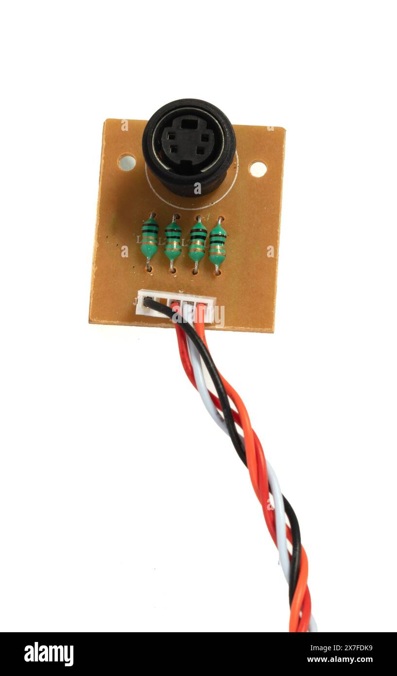 Kleines Computerprozessorsystem auf Mikrochip-Leiterplatte (PCB) in Fingergröße, isoliert Stockfoto