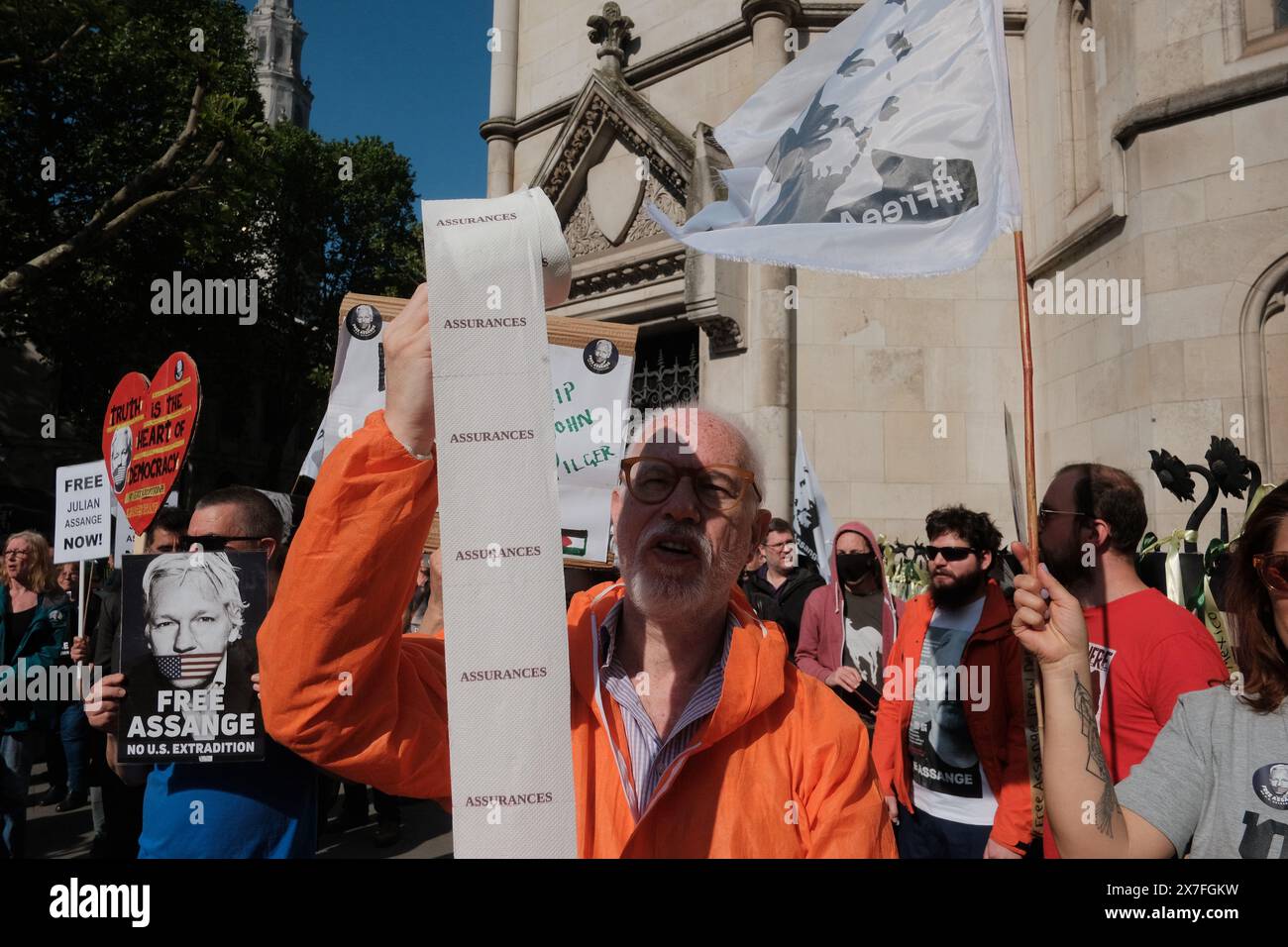 London, Großbritannien. Mai 2024. Anhänger von Julian Assange treffen sich vor den Royal Courts of Justice on the Strand zu einer so genannten „letzten Schlacht“ vor britischen Gerichten. Die unter dem Motto „Mayday“ organisierte Demonstration ist ein Aufruf zum Handeln für diejenigen, die an Assanges Sache glauben. Die Menge, vielfältig und leidenschaftlich, versammelt sich früh am Morgen, ihre kollektive Stimme hallt durch die Straßen Londons. Quelle: Joao Daniel Pereira/Alamy Live News Stockfoto