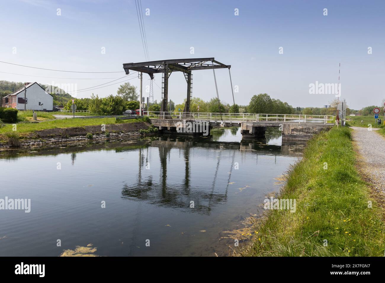 Blick im Frühling auf den wunderschönen Canal du Centre Historique und die Brücke Pont-levis à Claquette, in der Nähe der Stadt Havrè in der Provinz Hennegau Stockfoto