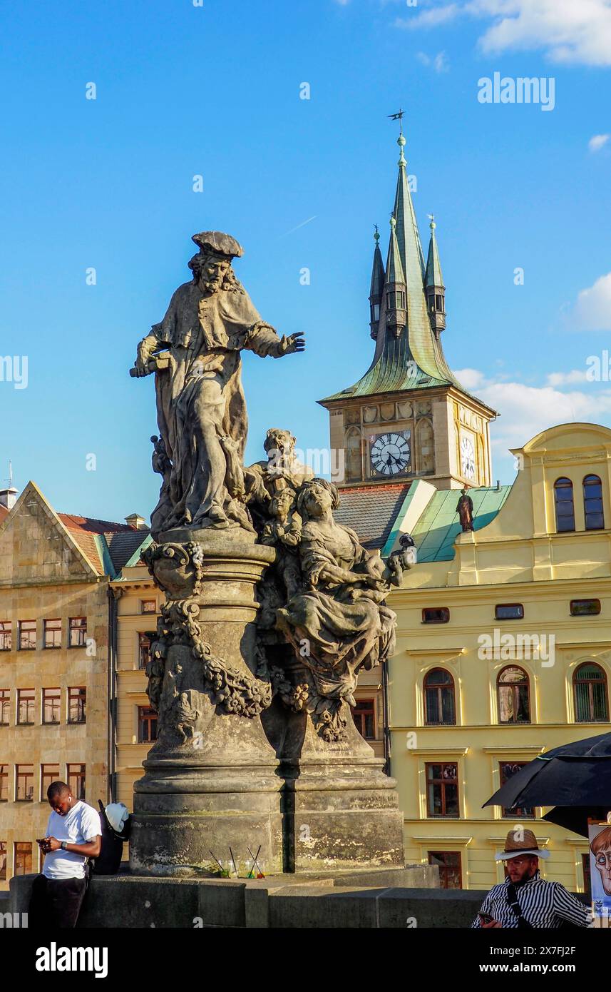 Prag, Tschechische Republik. Mai 2024. Statue von St. Ivo Kermartin, Karlsbrücke. Der Heilige Ivo ist ein heiliger der römisch-katholischen Kirche, Tertiär des Klosterordens der Franziskaner, Schutzpatron der Bretagne, der Armen, Witwen und Waisen. Quelle: SOPA Images Limited/Alamy Live News Stockfoto