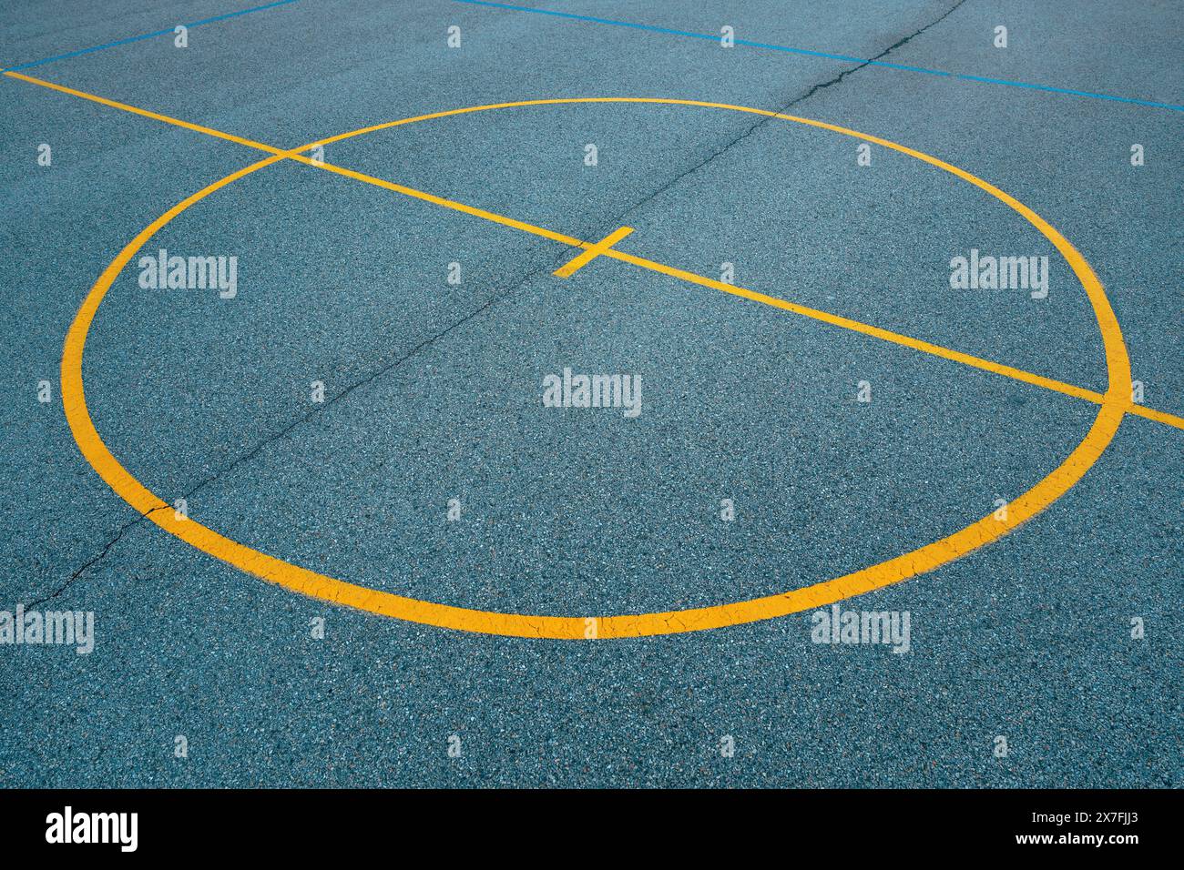 Mittelkreis auf den Linien und Markierungen auf Betonböden im Freien, abstrakter Hintergrund des Straßenballs, selektiver Fokus Stockfoto