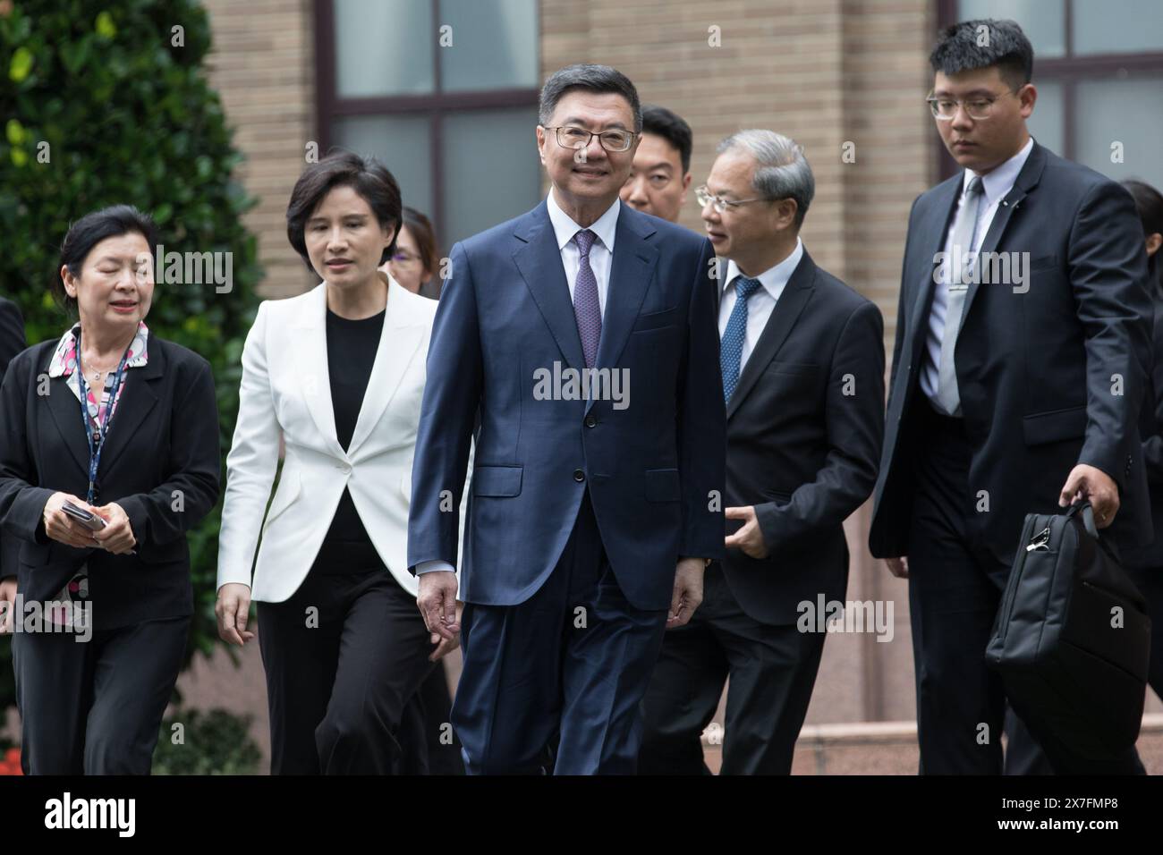 Taiwans Premierminister Cho Jung-Tai nimmt am 20. Mai 2024 mit Kabinettsmitgliedern zu Fotogesprächen im Executive Yuan in Taipei, Taiwan, Teil. Stockfoto