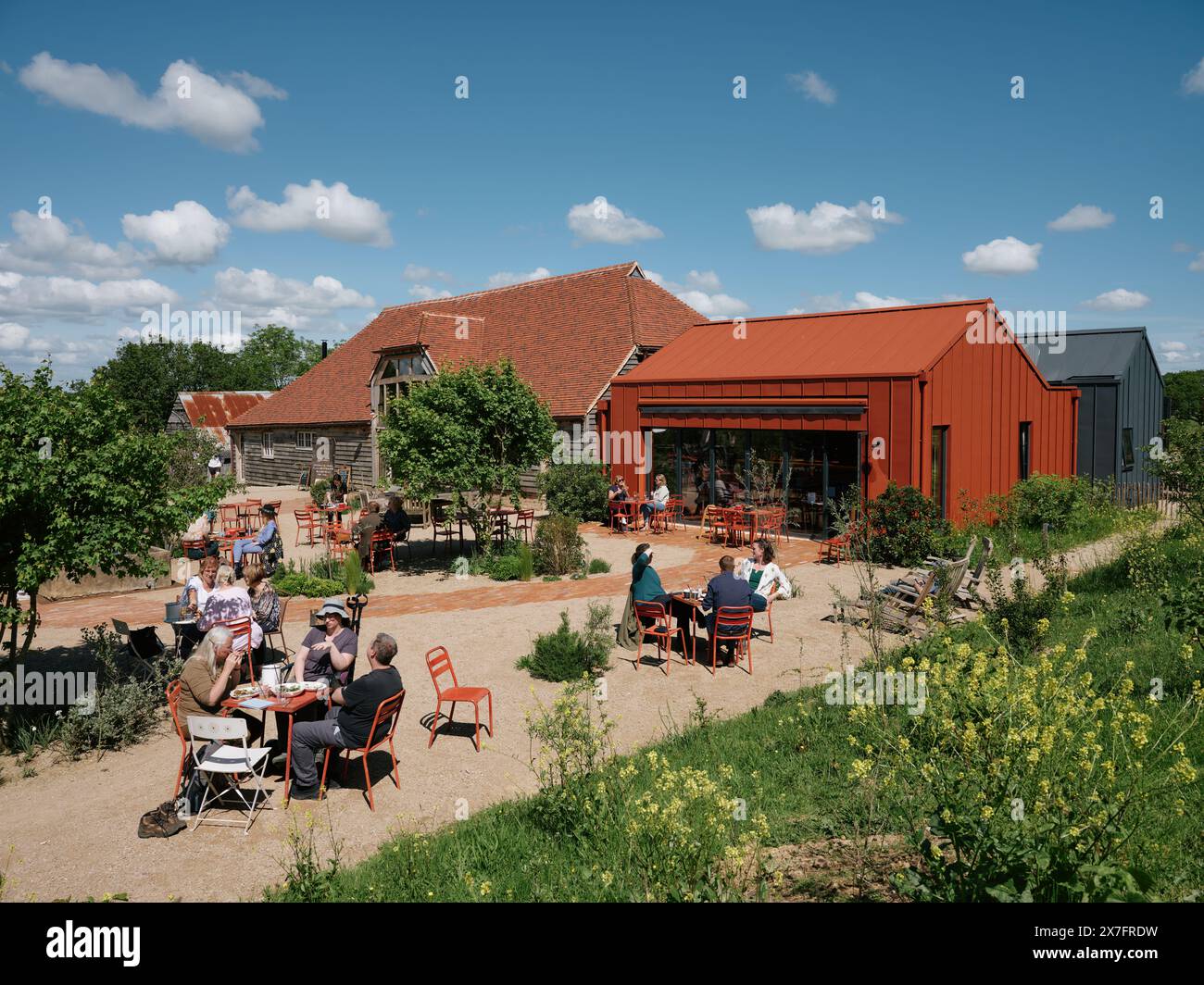 Die Cafés im Freien und Besucher von Knepp Wilding Kitchen & Shop in West Sussex, England, Großbritannien - grüner Naturtourismus Ökotourismus Stockfoto
