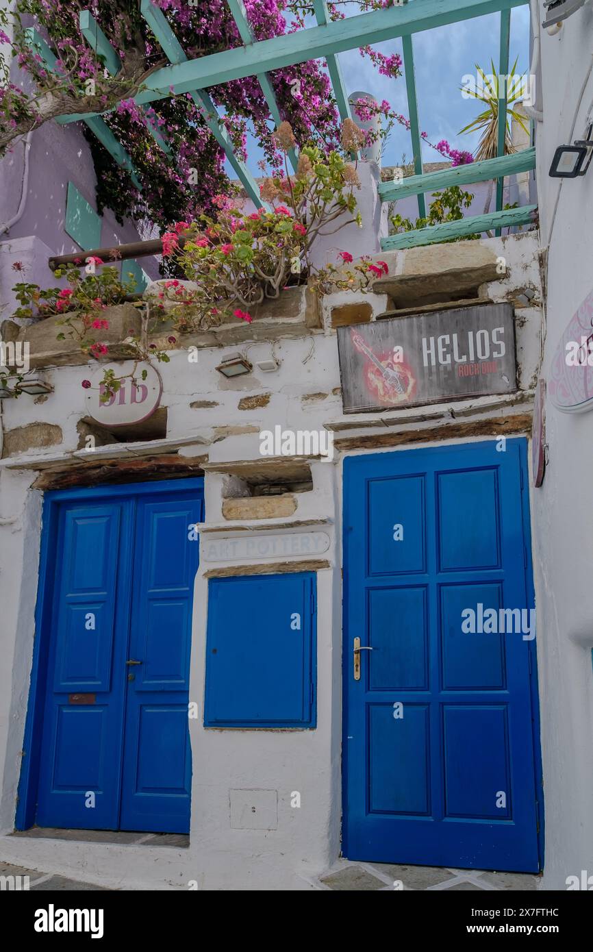 IOS, Griechenland - 31. Juli 2019 : Blick auf eine kleine malerische Gasse mit einer beliebten Rockbar in iOS kykladen Griechenland Stockfoto