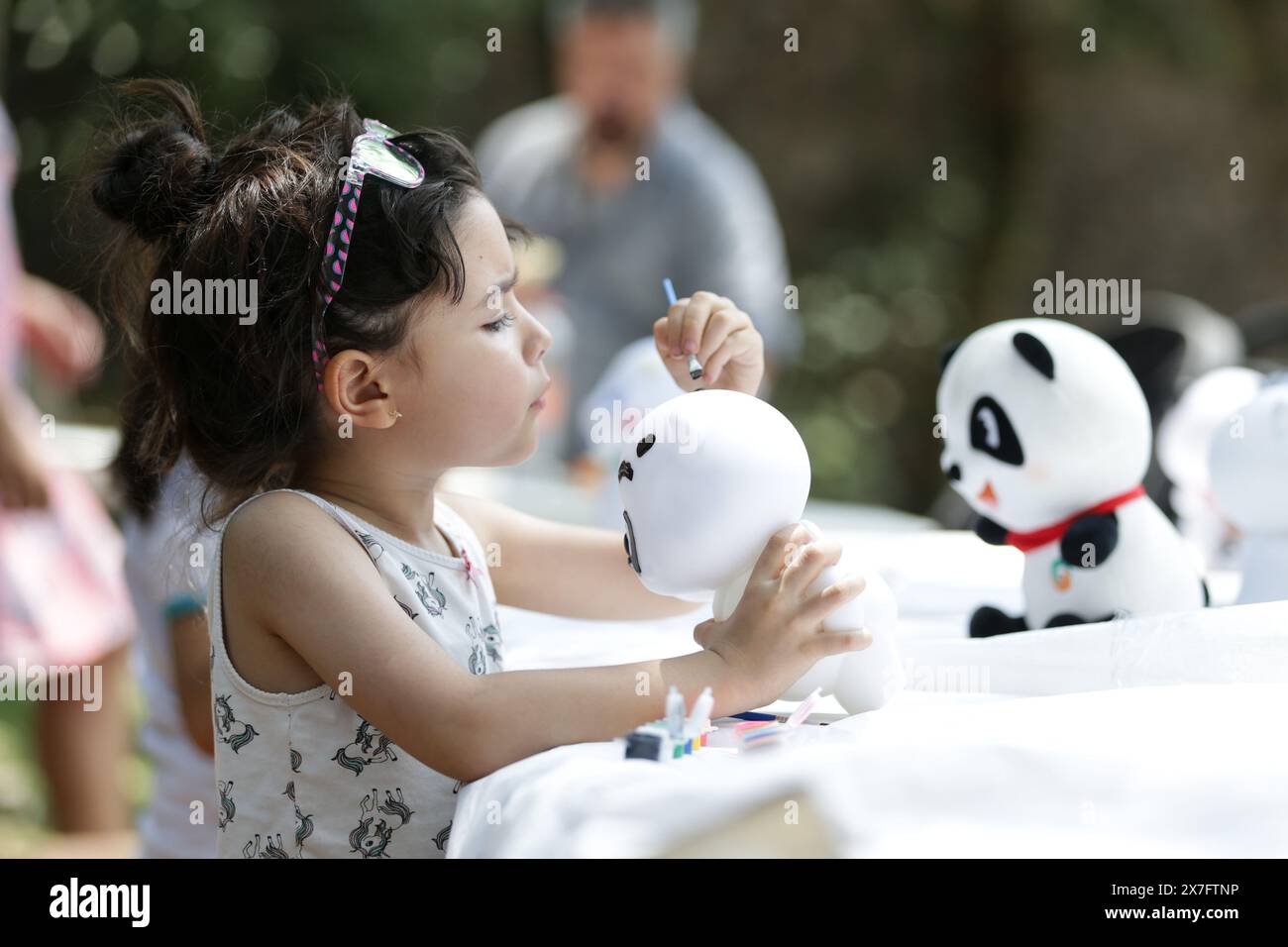 Mexiko-Stadt, Mexiko. Mai 2024. Ein Kind malt am 19. Mai 2024 während eines Kultursalons in Mexiko-Stadt, Mexiko, ein Pandaspielzeug. Quelle: Francisco Canedo/Xinhua/Alamy Live News Stockfoto