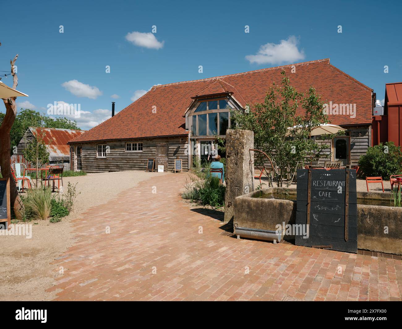 Die Cafés im Freien und Besucher von Knepp Wilding Kitchen & Shop in West Sussex, England, Großbritannien - grüner Naturtourismus Ökotourismus Stockfoto