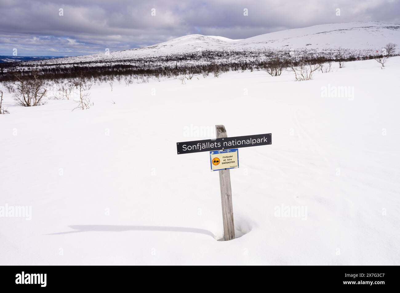Ein Schild im Sonfjällets-Nationalpark mit viel Schnee im Frühling im April 2024. Stockfoto