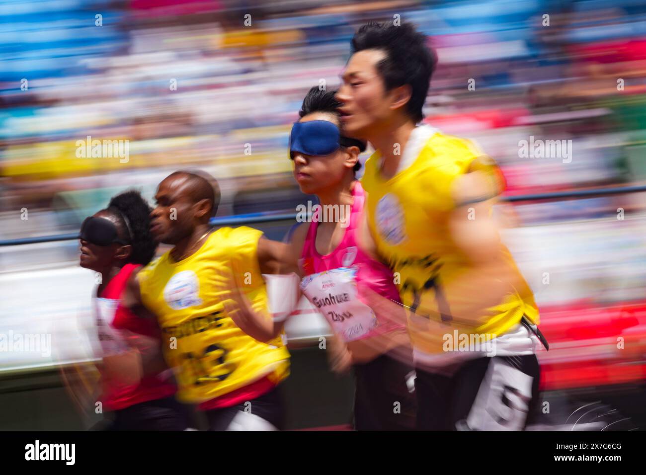 Kobe, Japan. Mai 2024. Zhou Guohua (2. R) aus China und ihr Guide Gu Dengpu treten beim 100 m T11-Rennen der Frauen an der Para Leichtathletik-Weltmeisterschaft in Kobe, Japan, am 20. Mai 2024 an. Quelle: Zhang Xiaoyu/Xinhua/Alamy Live News Stockfoto