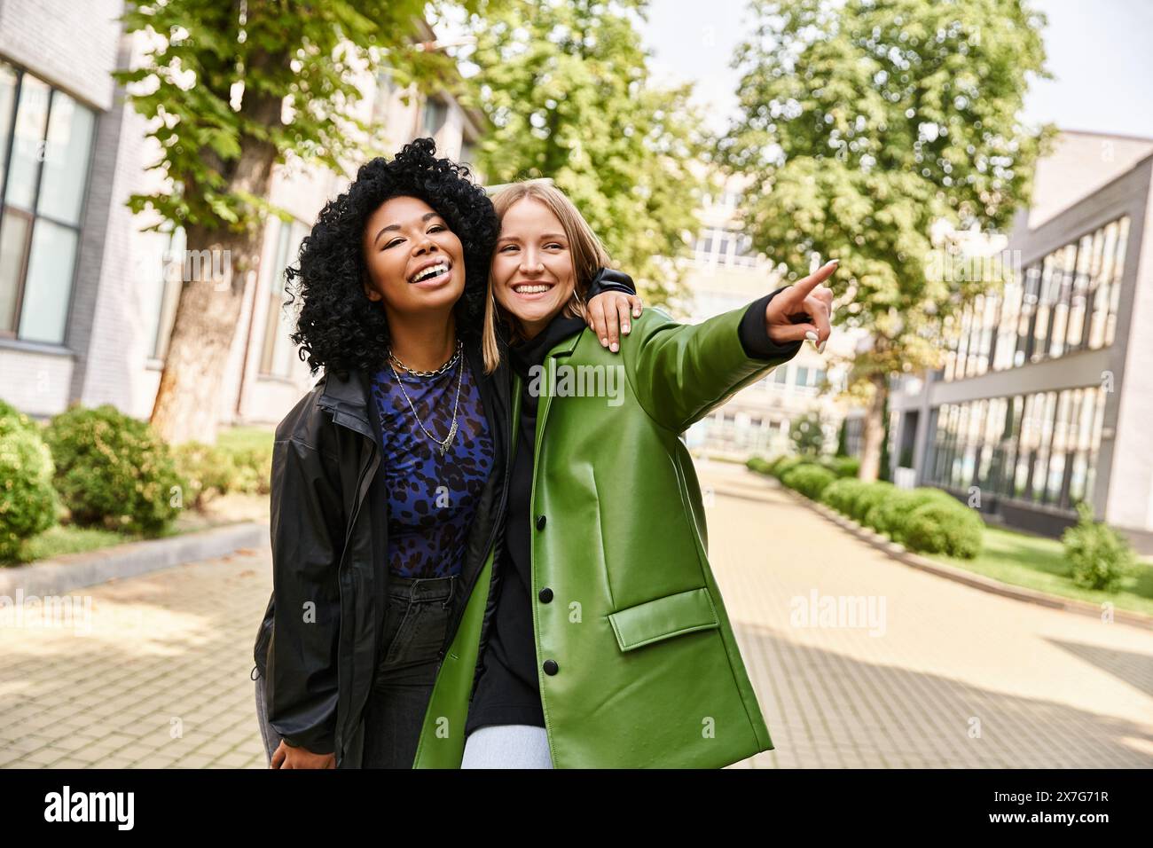 Zwei attraktive Frauen in lässiger Kleidung, die spazieren gehen. Stockfoto