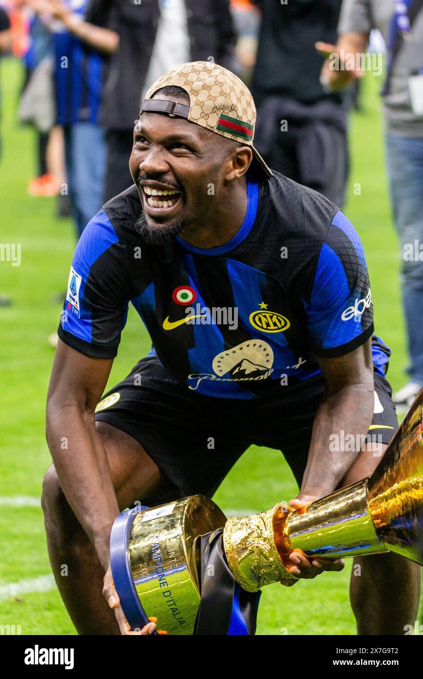 Mailand, Italien - 19. Mai 2024 - Inter vs Lazio Serie A - marcus thuram f.c. internazionale hält die Trophäe Credit: Kines Milano/Alamy Live News Stockfoto