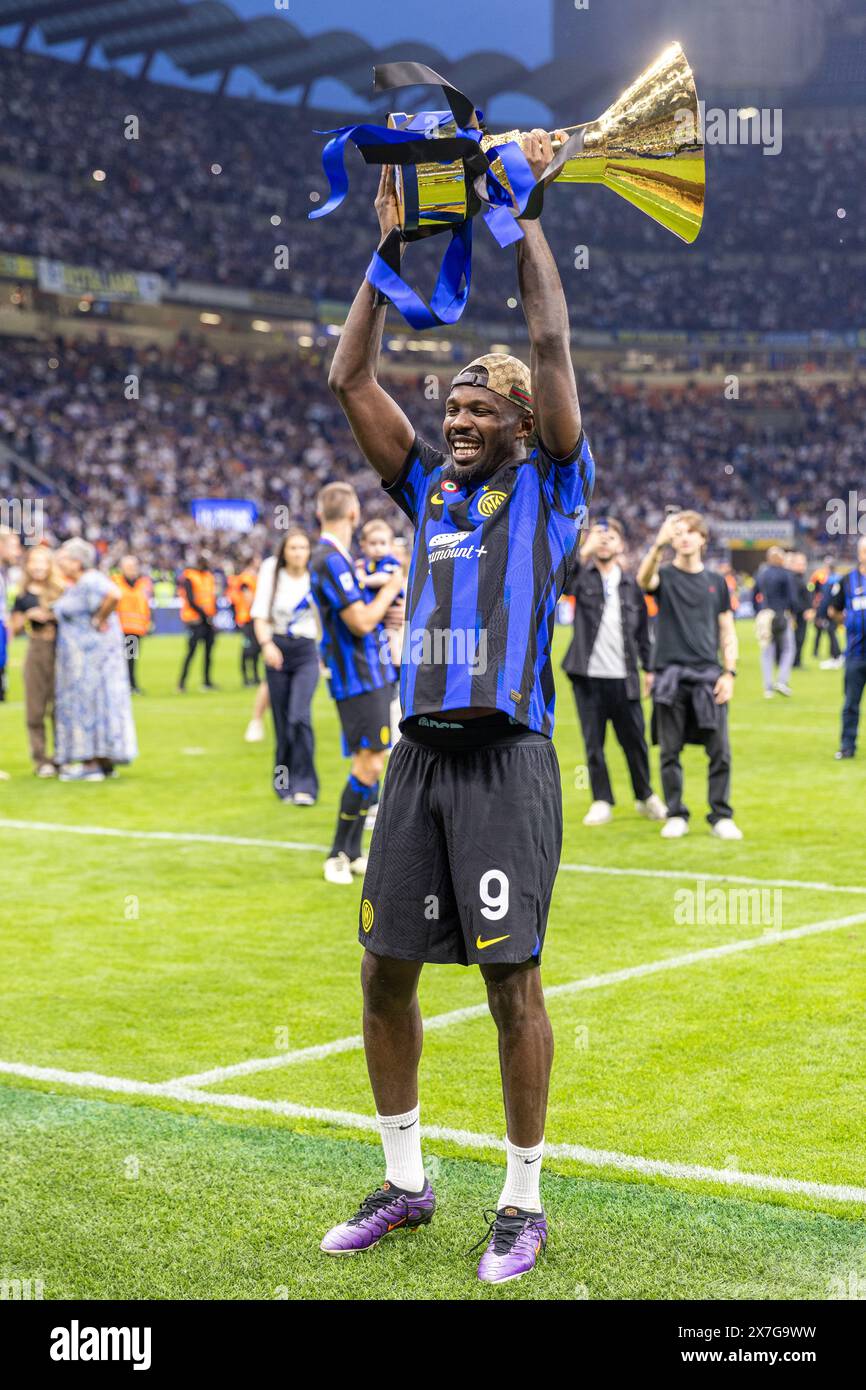 Mailand, Italien - 19. Mai 2024 - Inter vs Lazio Serie A - marcus thuram f.c. internazionale hält die Trophäe Credit: Kines Milano/Alamy Live News Stockfoto