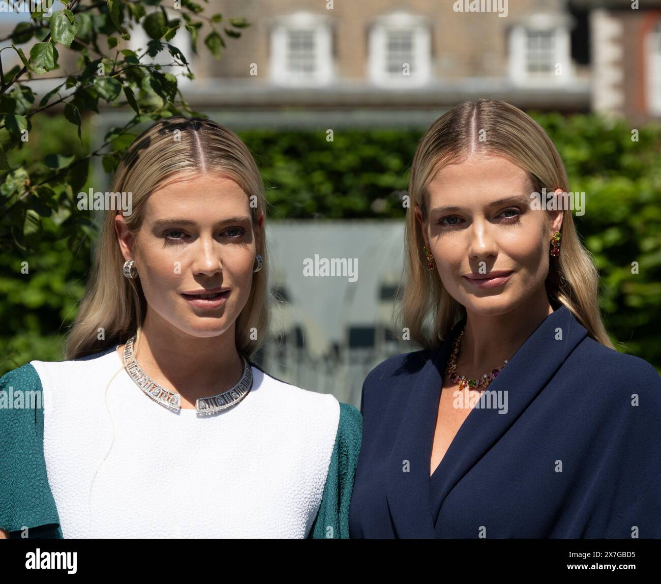 Royal Hospital, Chelsea, London, Großbritannien. Mai 2024. Presse- und VIP-Tag auf der RHS Chelsea Flower Show 2024, die vom 21. Mai bis 25. Mai für die Öffentlichkeit geöffnet wird. Bild: Lady Amelia Spencer und Lady Eliza Spencer im Garten NG200 mit Schmuck der National Gallery. Quelle: Malcolm Park/Alamy Live News Stockfoto