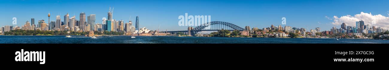 Sydney, Australien - 17. April 2022: Sydney City Business District mit Sydney Harbour Bridge und Panorama der Skyline von North Sydney über den Hafen Stockfoto