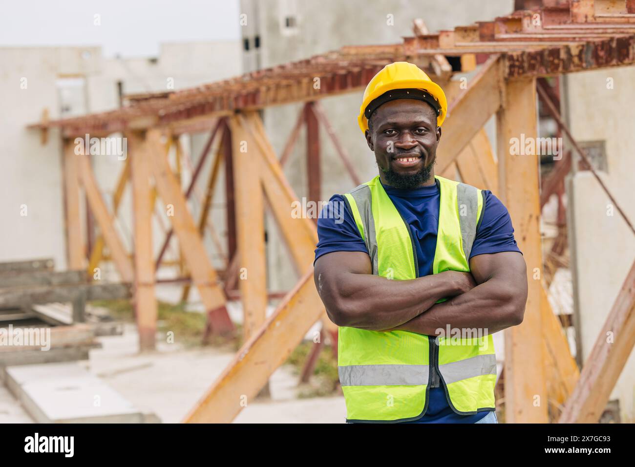 Porträt glücklich lächelnd afrikanischer schwarzer intelligenter Ingenieur Arbeiter Vorarbeiter Supervisor, der im Freien in der Betonfertigteilgießindustrie arbeitet Stockfoto