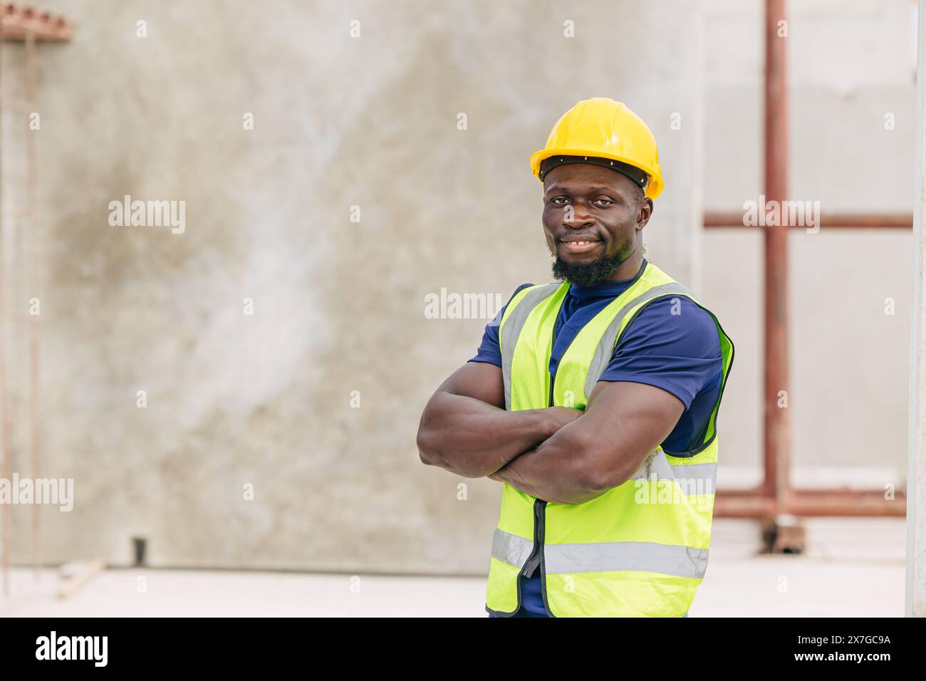 Porträt glücklich lächelnd afrikanischer schwarzer intelligenter Ingenieur Arbeiter Vorarbeiter Supervisor, der im Freien in der Betonfertigteilgießindustrie arbeitet Stockfoto