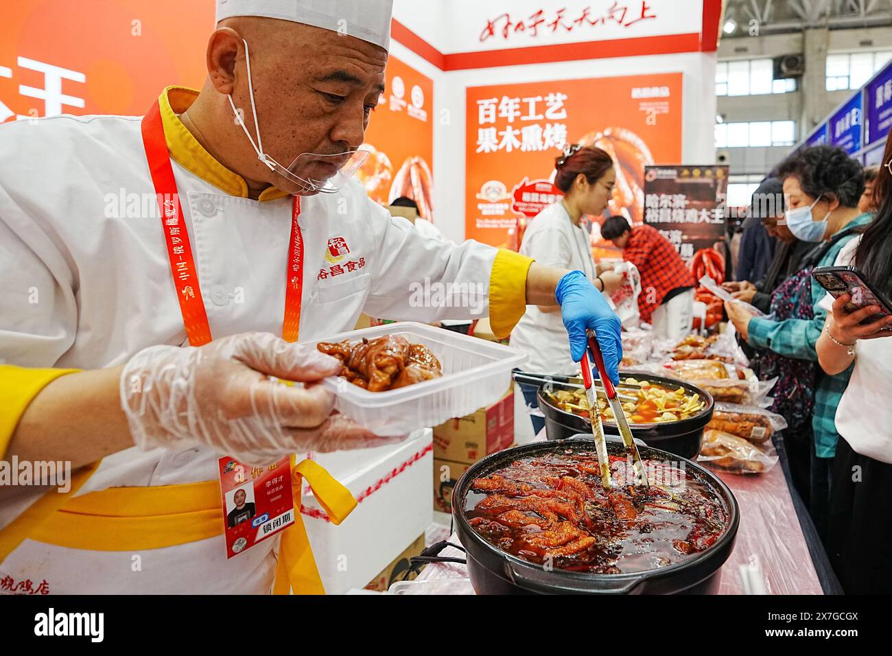 (240520) -- HARBIN, 20. Mai 2024 (Xinhua) -- Ein Küchenchef bereitet während der achten China-Russland Expo in Harbin, nordöstlicher chinesischer Provinz Heilongjiang, am 20. Mai 2024 Essen zu. Über 5.000 ausländische Käufer registrierten sich auf der expo und Vertreter aus 44 Ländern und Regionen nahmen an der expo Teil. Die Ausstellungsfläche erstreckt sich auf 388.000 Quadratmetern und zeigt mehr als 5.000 Produkte in über 20 Hauptkategorien aus 10 Branchen. Die expo findet vom 16. Bis 21. Mai statt und ist auch ein kulinarisches fest, bei dem Besucher eine große Auswahl an Speisen und Getränken probieren können. (Xinhua/Wang Jianwei) Stockfoto