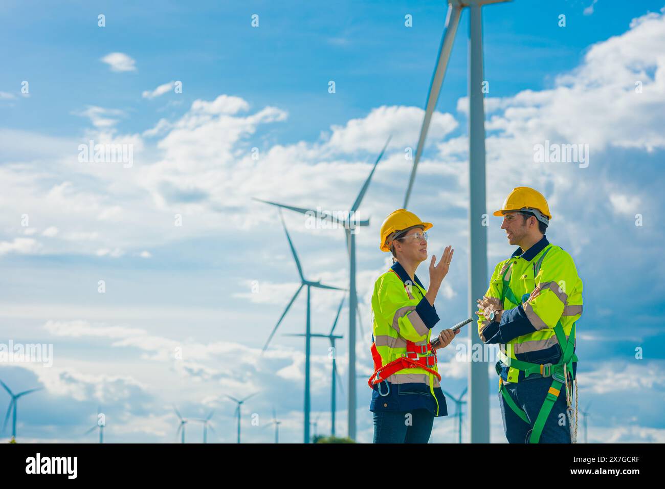 Professionelle Ingenieure, die Wartungsarbeiten an Windturbinen durchführen. Saubere Energie für die Zukunft. Alternative Öko-Naturstromerzeuger Mitarbeiter arbeiten an Stockfoto