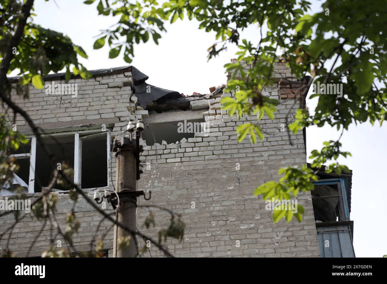 Nicht exklusiv: CHASIV YAR, UKRAINE - 18. MAI 2024 - ein Wohnblock wurde durch russische Bombenangriffe beschädigt, Chasiv Jar, Donezk Region, Ostukraine. Stockfoto