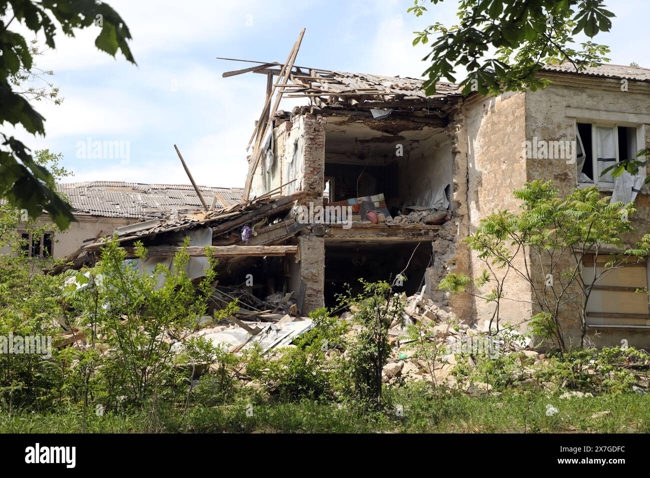 Nicht exklusiv: CHASIV YAR, UKRAINE - 18. MAI 2024 - ein Wohnblock wurde durch russische Bombenangriffe beschädigt, Chasiv Jar, Donezk Region, Ostukraine. Stockfoto