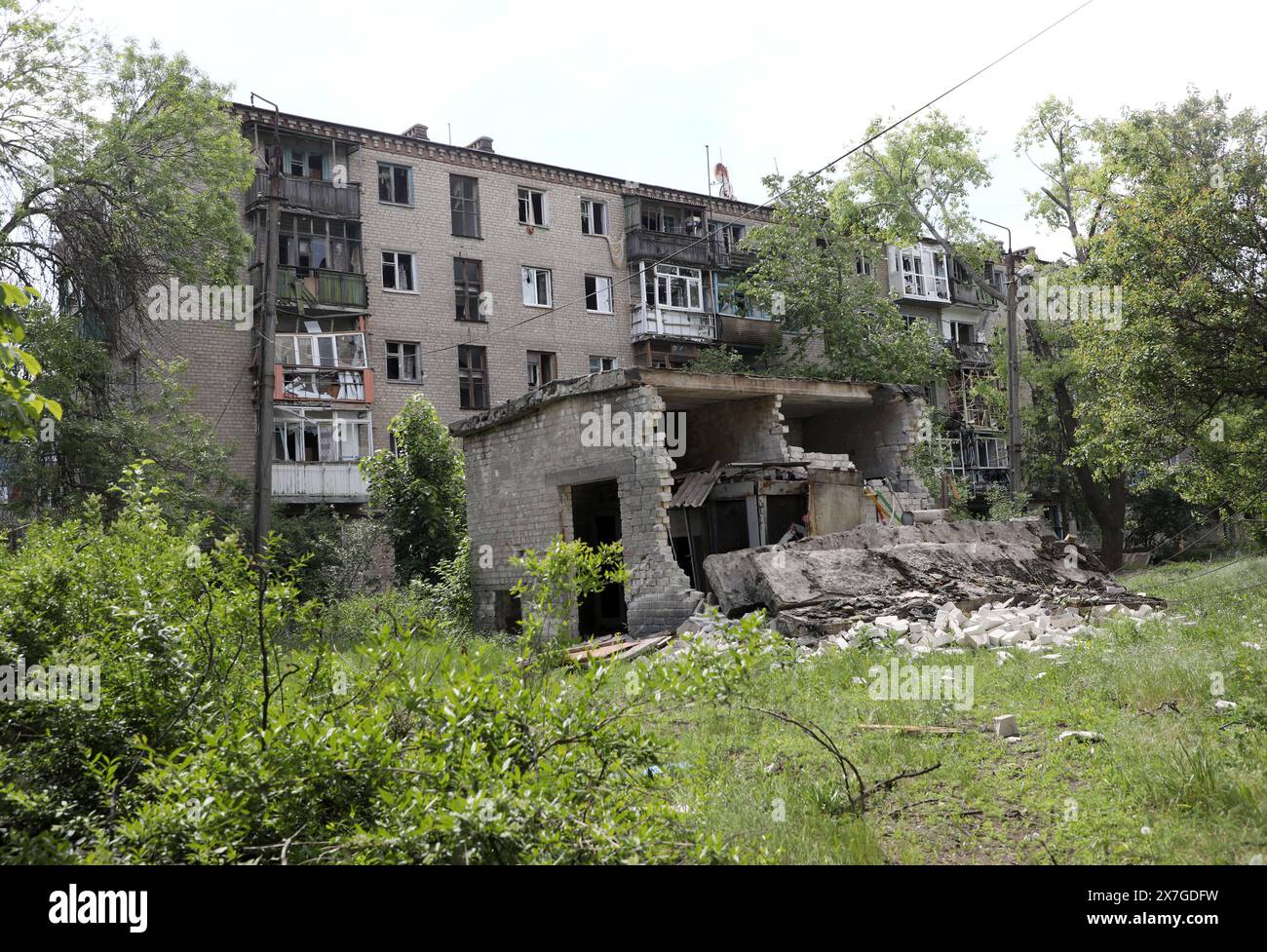 Nicht exklusiv: CHASIV YAR, UKRAINE - 18. MAI 2024 - ein Wohnblock wurde durch russische Bombenangriffe beschädigt, Chasiv Jar, Donezk Region, Ostukraine. Stockfoto
