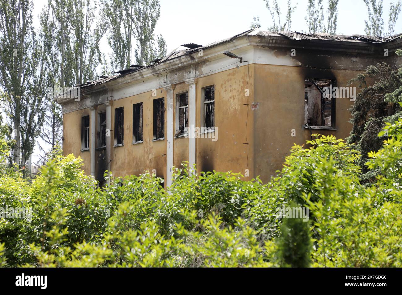 Nicht exklusiv: CHASIV JAR, UKRAINE - 18. MAI 2024 - Eine Schule wird durch russische Bombardierung zerstört, Chasiv Jar, Donezk Region, Ostukraine. Stockfoto