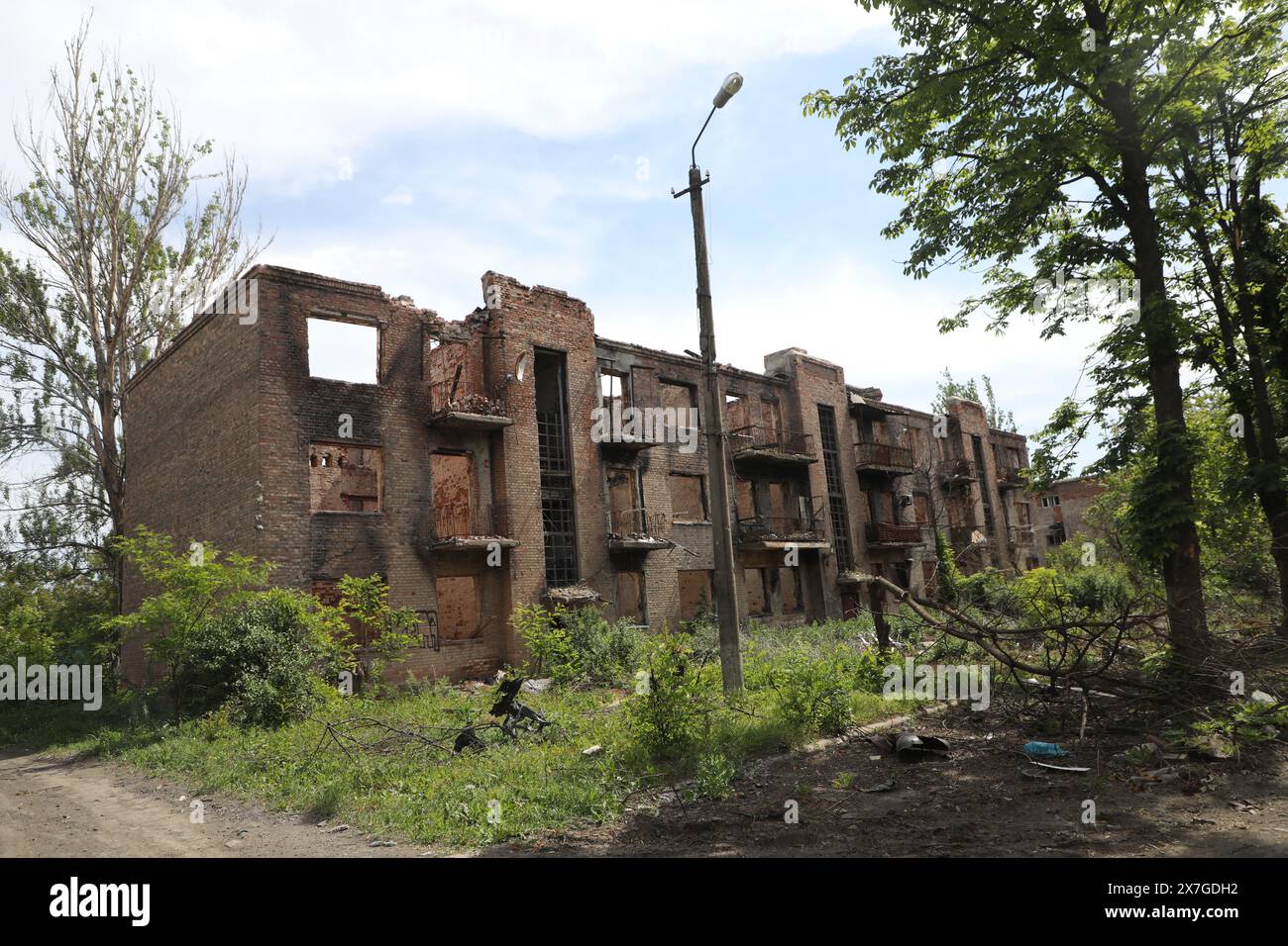 Nicht exklusiv: CHASIV YAR, UKRAINE - 18. MAI 2024 - ein Wohnblock wurde durch russische Bombenangriffe beschädigt, Chasiv Jar, Donezk Region, Ostukraine. Stockfoto