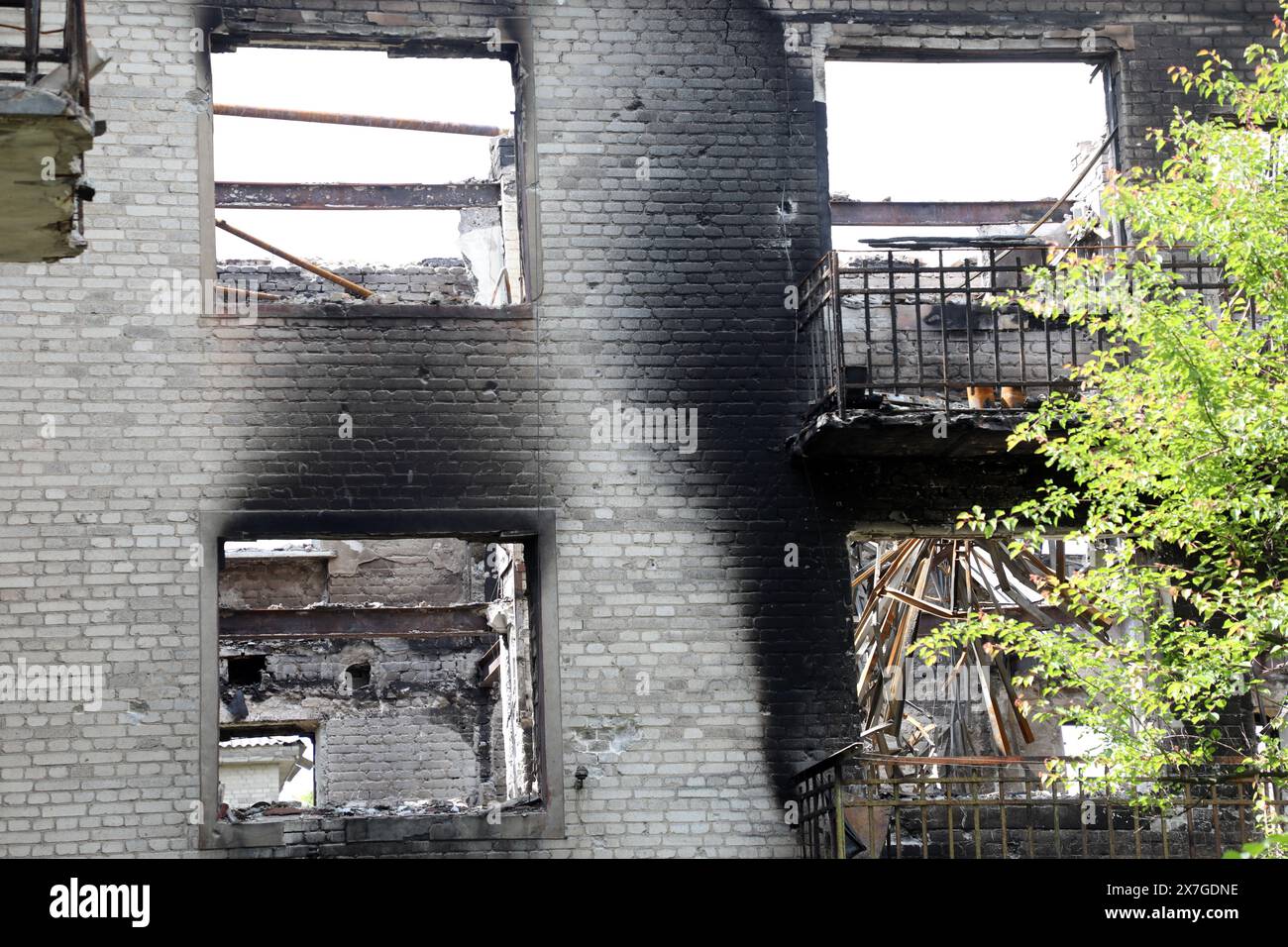 Nicht exklusiv: CHASIV YAR, UKRAINE - 18. MAI 2024 - ein Wohnblock wurde durch russische Bombenangriffe beschädigt, Chasiv Jar, Donezk Region, Ostukraine. Stockfoto