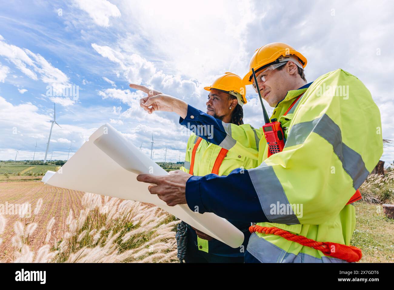Inspektion der Arbeitsgruppe des Ingenieurteams bei Windkraftanlagen, Wartung von sauberen Stromerzeugern, Windmühle im Freien. Stockfoto
