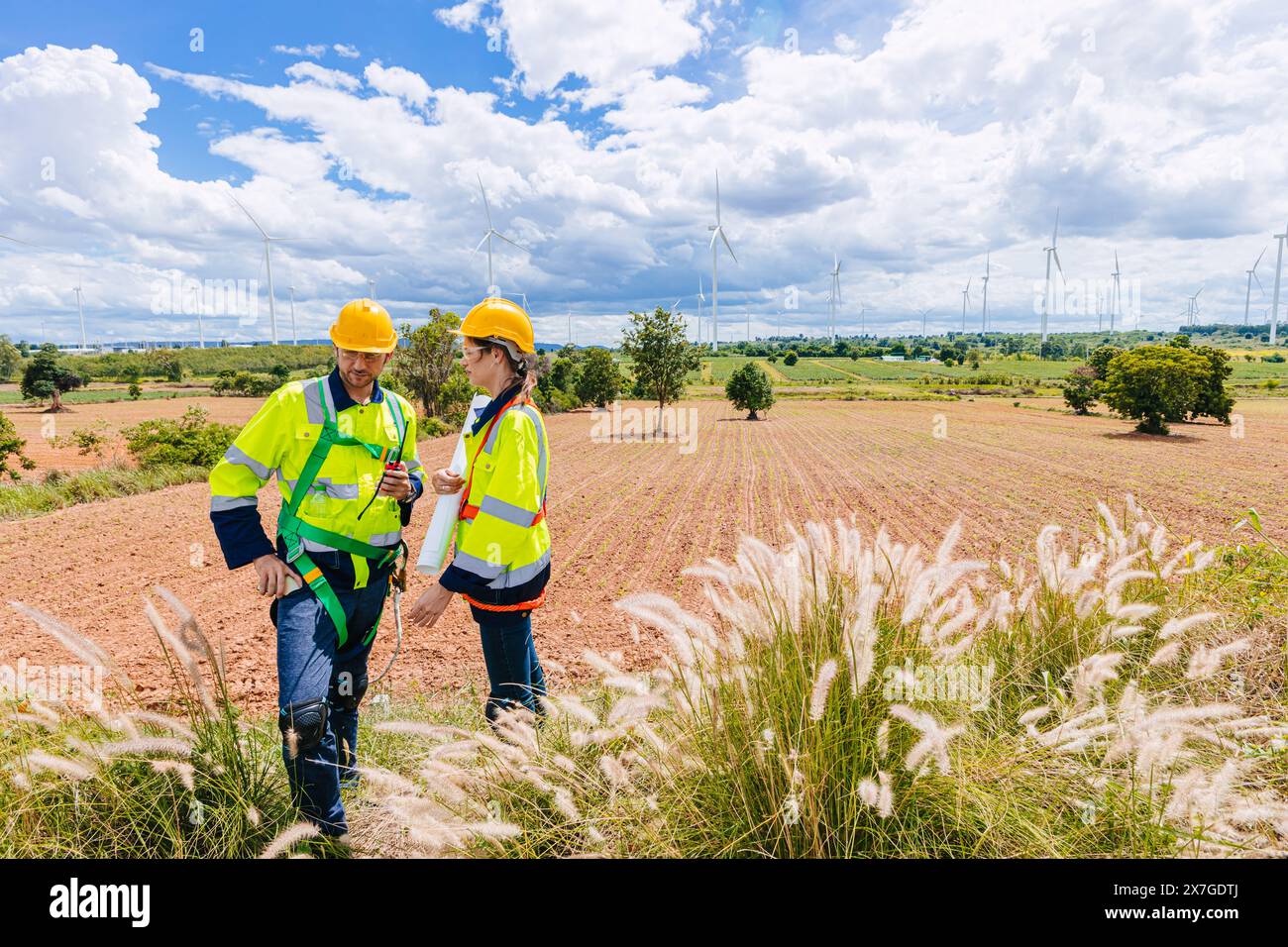 Inspektion der Arbeitsgruppe des Ingenieurteams bei Windkraftanlagen, Wartung von sauberen Stromerzeugern, Windmühle im Freien. Stockfoto