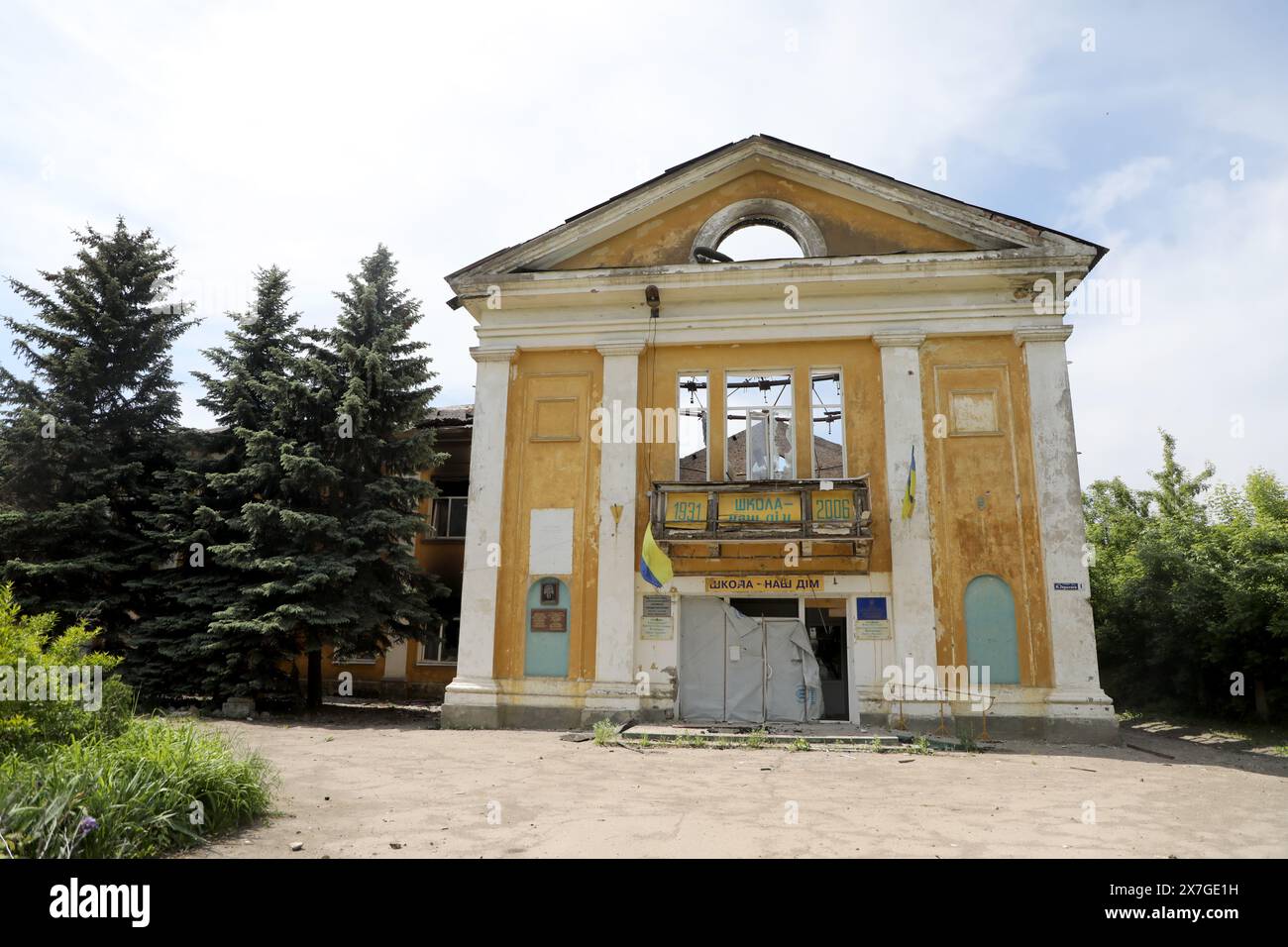 CHASIV JAR, UKRAINE - 18. MAI 2024 - Eine Schule wird durch russische Bombenangriffe zerstört, Chasiv Jar, Donezk, Ostukraine. Stockfoto