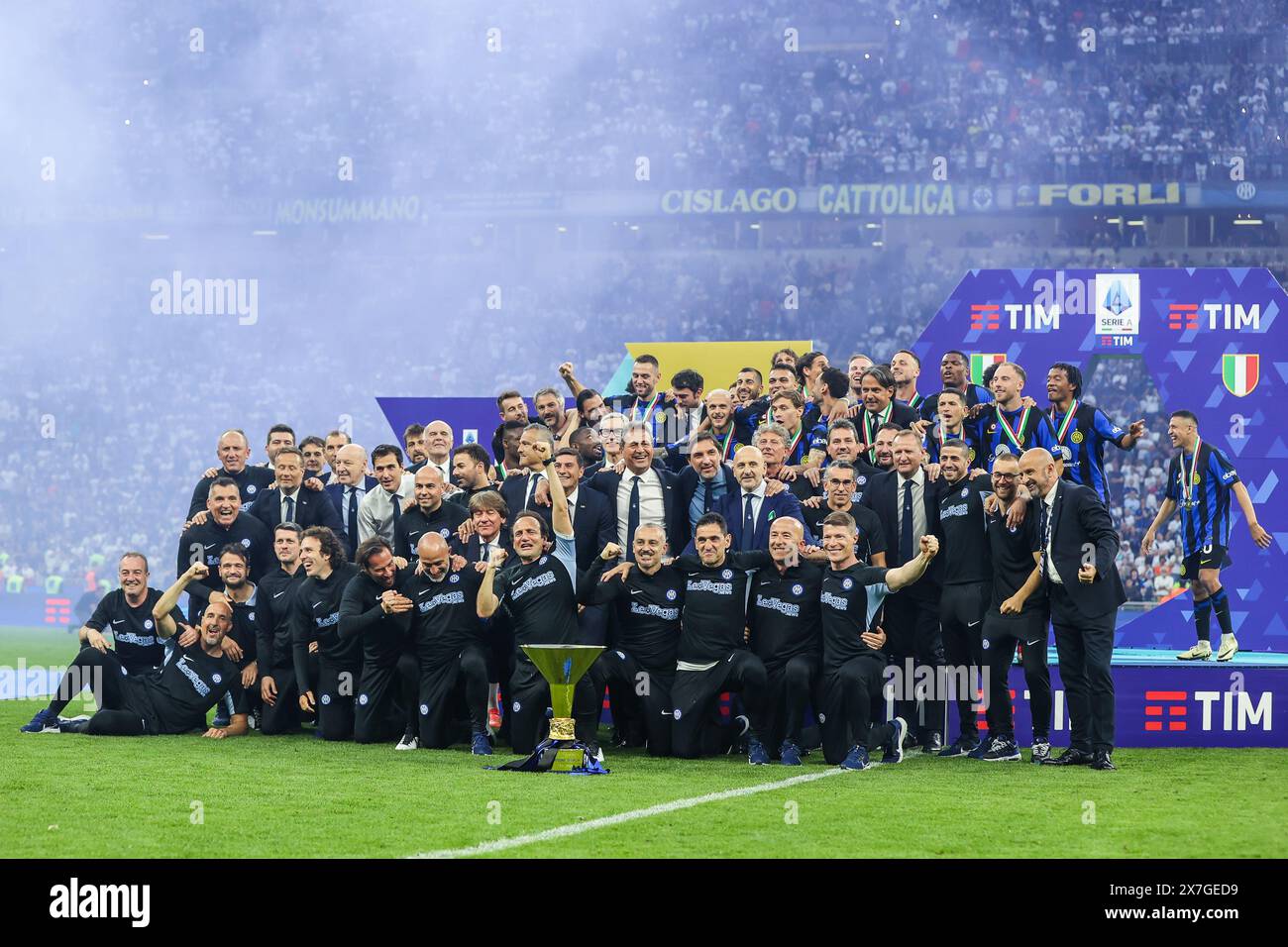 Mailand, Italien. Mai 2024. Spieler und Mitarbeiter des FC Internazionale feiern mit der Trophäe Scudetto nach dem Fußballspiel der Serie A 2023/24 zwischen dem FC Internazionale und der SS Lazio im Giuseppe Meazza Stadium. Quelle: SOPA Images Limited/Alamy Live News Stockfoto