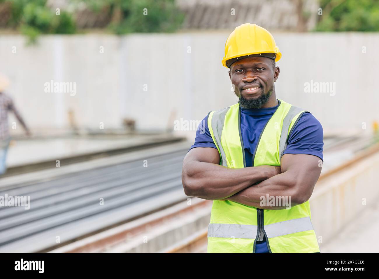 Porträt selbstbewusster afrikanischer schwarzer intelligenter Ingenieur Arm Cross Worker Vorarbeiter Vorgesetzter, der im Freien in der Betonfertigteilgießindustrie arbeitet Stockfoto