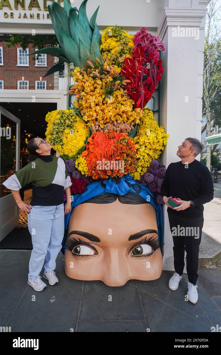 London, Großbritannien. 20. Mai 2024. Ein Geschäft zeigt Carmen Miranda 'die brasilianische Bombeshell, ikomische Sängerin, Tänzerin und Schauspielerin in den 1940er Jahren Geschäfte mit Blumenschmuck im Chelsea in Bloom, verbunden mit der Royal Horticultural Society (RHS), dem jährlichen Wettbewerb, bei dem die besten Einzelhändler, Restaurants und Hotels von Chelsea mit kreativen Designs um die begehrten Preise konkurrieren. Das diesjährige Thema „Blumenfest“ spiegelt das botanische Erbe und fabelhafte Speisen wider. Quelle: amer Gazzal/Alamy Live News Stockfoto