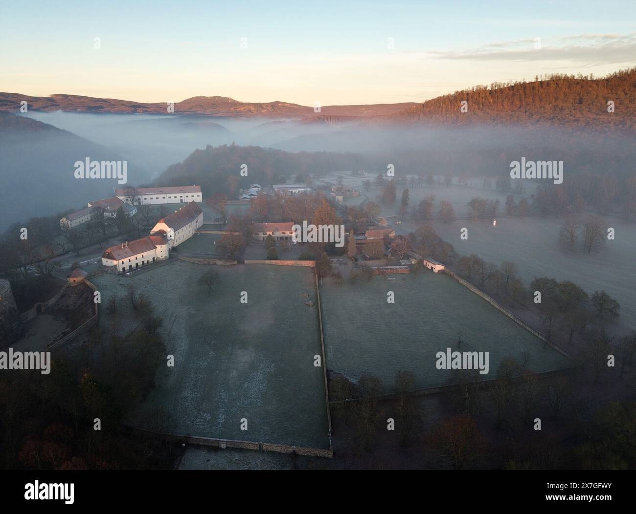 Aus der Vogelperspektive von Cerveny Kamen, Burg aus rotem Stein in den Karpaten in der Slowakei Stockfoto