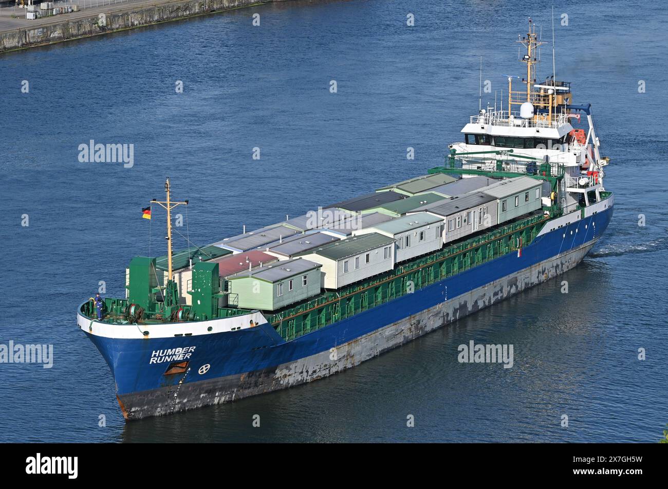 General Cargo Ship HUMBER RUNNER, DER eine Ladung Wohnmobile umsorgt. Stockfoto