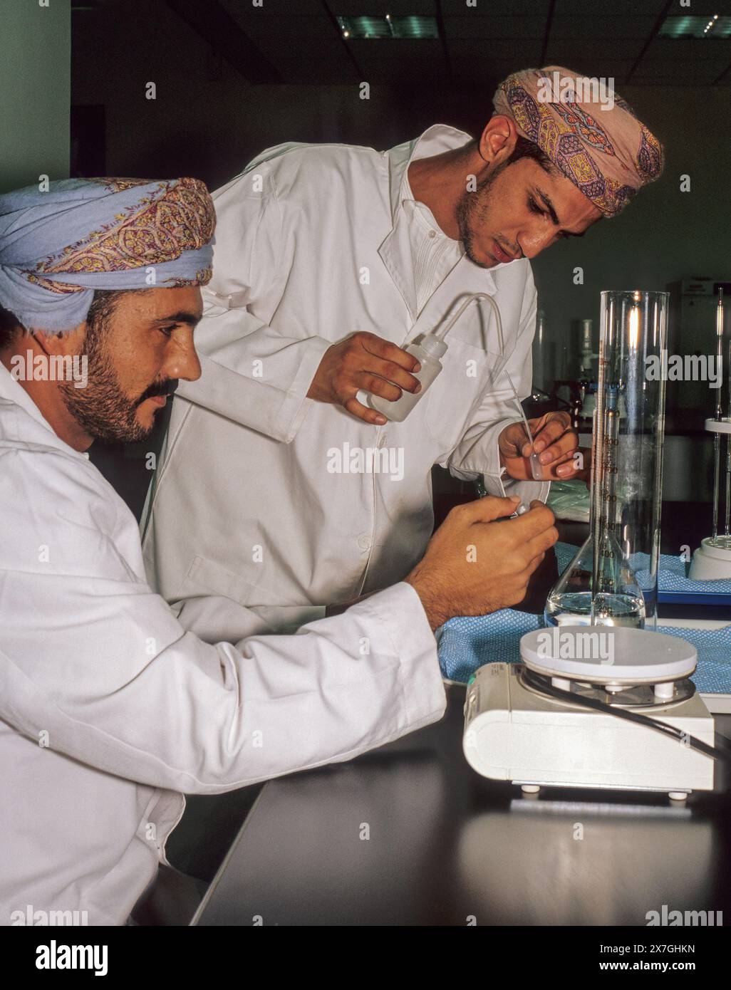 Maskat, Oman, Arabische Halbinsel, Naher Osten - Techniker aus dem omanischen Labor bei der Arbeit im Qualitätskontrolllabor von Oman. Stockfoto