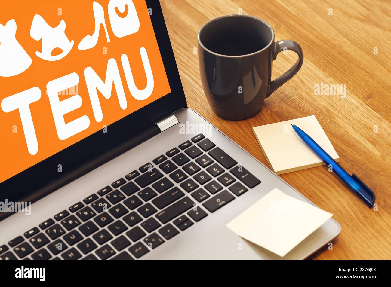 20. Mai 2024: Laptop auf einem Tisch mit dem Temu-Logo auf dem Bildschirm. FOTOMONTAGE *** Laptop Computer auf einem Tisch mit dem Temu Logo auf dem Bildschirm. FOTOMONTAGE Stockfoto