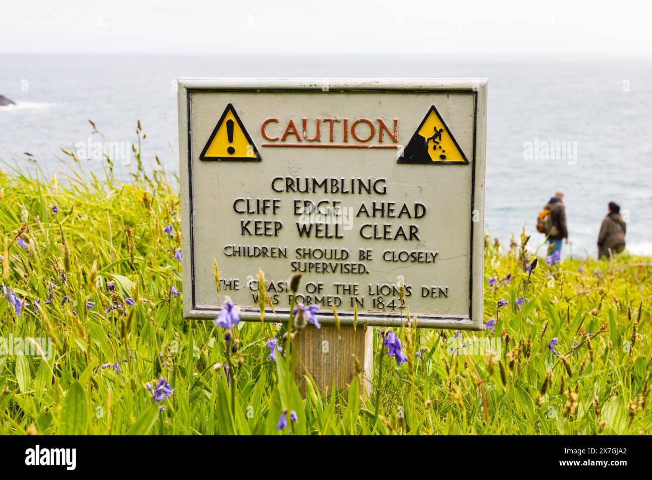 Warnzeichen für zerklüftete Klippen, Lizard Point, Cornwall, West Country, England Stockfoto