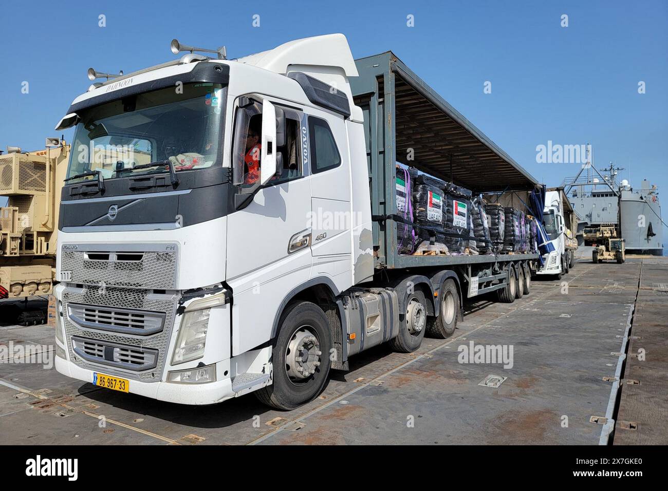 Lkw, die mit humanitärer Hilfe aus den Vereinigten Arabischen Emiraten (VAE) und der United States Agency for International Development (USAID) beladen sind, überqueren den Trident Pier, bevor sie am Freitag, den 17. Mai 2024, in den Strand in Gaza einfahren. Der vorübergehende Pier, der Teil der gemeinsamen Logistik-Over-the-Shore-Kapazität ist, wird die Lieferung internationaler humanitärer Hilfe im Gazastreifen auf See ermöglichen, um sie an bedürftige palästinensische Bevölkerungsgruppen zu verteilen. Foto über U.S. Army/UPI Credit: UPI/Alamy Live News Stockfoto