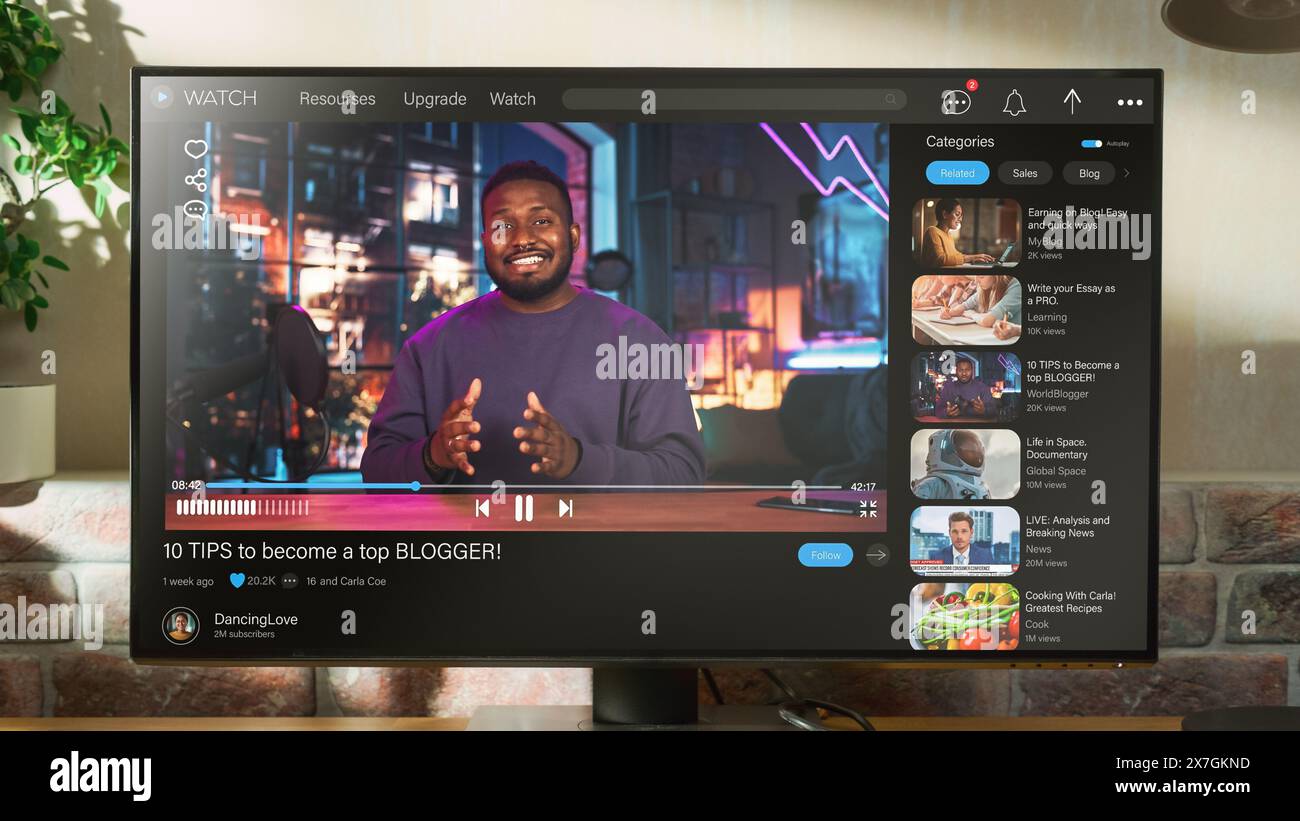 Desktop-PC mit Videofreigabe im Browser geöffnet. Afroamerikanischer Influencer Spricht Über Lifestyle. Promi-Blogger, Der Spaß Hat. Schnittstelle zu verwandten Streams, Likes, Kommentaren Stockfoto