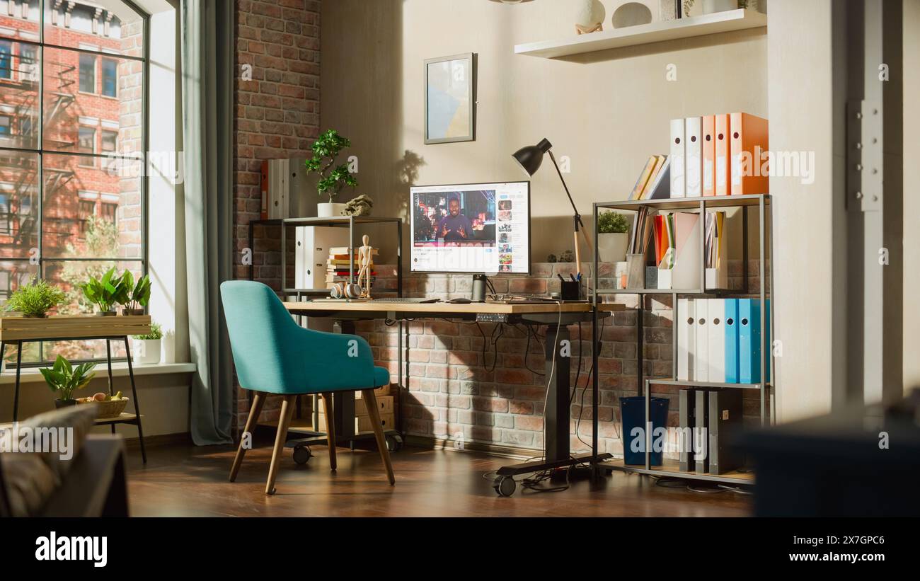 Desktop-PC mit Videofreigabe im Browser geöffnet. Afroamerikanischer Influencer Spricht Über Lifestyle. Promi-Blogger, Der Spaß Hat. Schnittstelle zu verwandten Streams, Likes, Kommentaren Stockfoto
